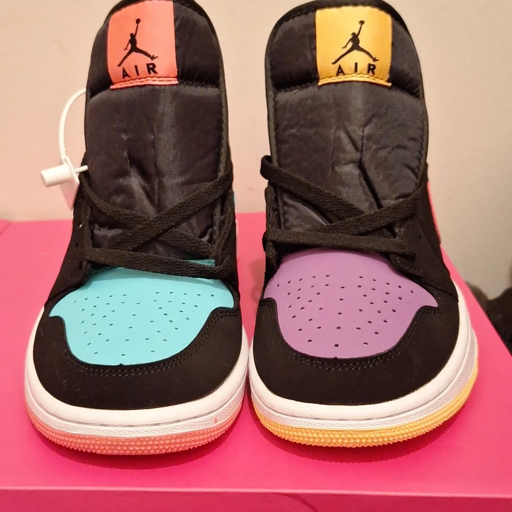Sneakers - Picture 1 of 4